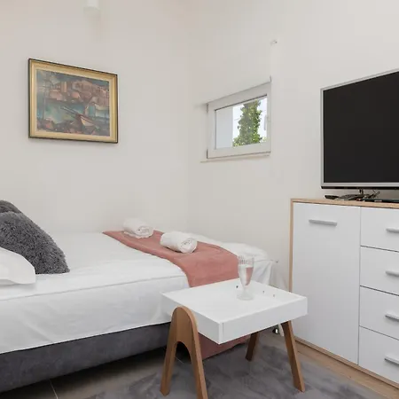 아파트 Urokliwy Z Parkingiem By Renters 미엘노